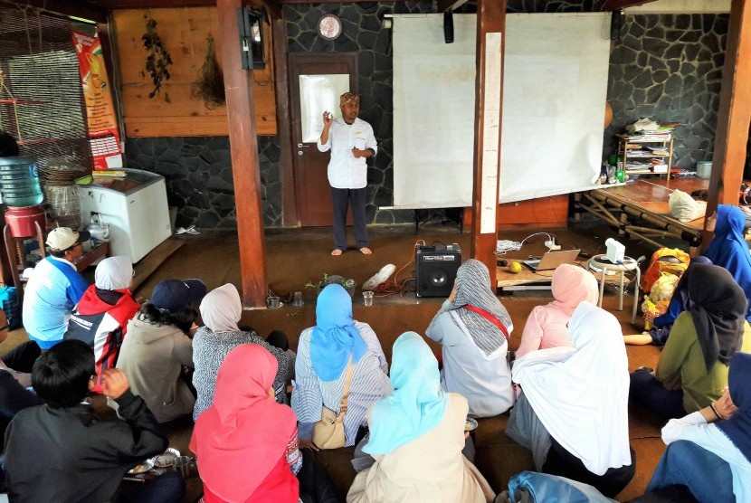 Kang Luky, fasilitator sekaligus pemilik RKP (Rumah Kayu Permaculture), menyampaikan materi dalam Pelatihan Berkebun Organik yang diselenggarakan SDF (Syamsi Dhuha Foundation) di Desa Padaasih, Cisarua, Bandung Barat, Sabtu (18/3).