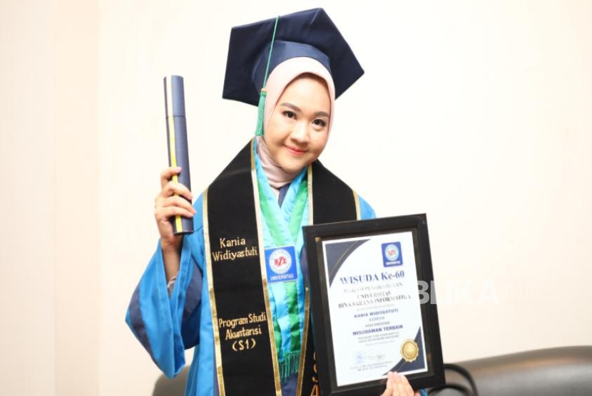 Kania Widiyastuti, seorang wisudawan terbaik dari Program Studi Akuntansi Universitas BSI (Bina Sarana Informatika), baru saja meraih prestasi luar biasa dengan IPK sempurna 4.00. 