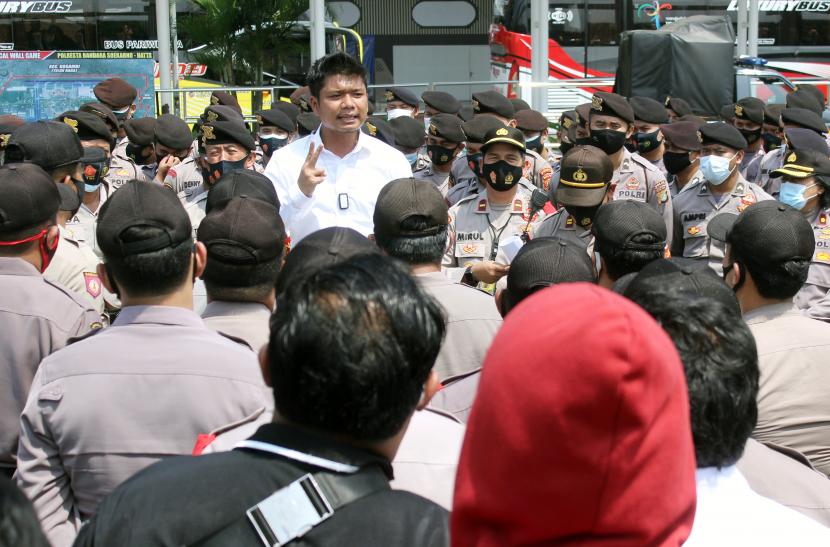 Kanit Reskrim Polres Bandara Soetta Alexander Yurikho (tengah) memberikan arahan kepada petugas usai melaksanakan apel gabungan pengamanan jelang kedatangan Habib Rizieq Sizieqhihab (HRS) di Terminal 1 Bandara Soekarno Hatta, Tangerang, Banten, Senin (9/11/2020). Sebanyak 3490 personil gabungan yang terdiri dari TNI, Polri dan AVSEC dipersiapkan untuk pengamanan di Bandara Soekarno Hatta