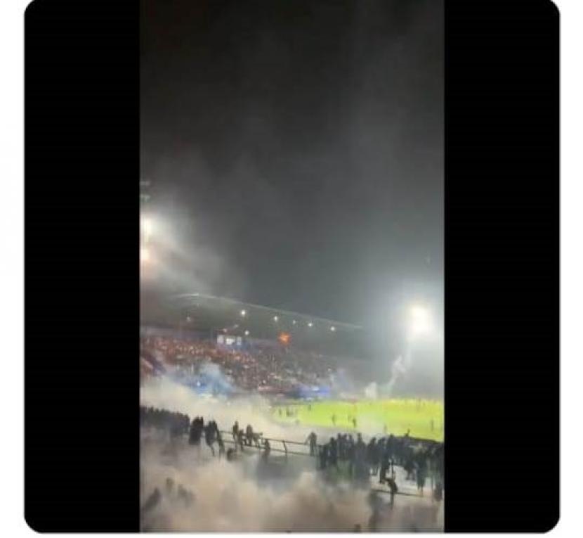 Tragedi di Stadion Kanjuruhan Malang buntut kekalahan Arema Malang FC melawan Persebaya. Gas air mat tampak menutupi tribun utama yang ramai suporter. 