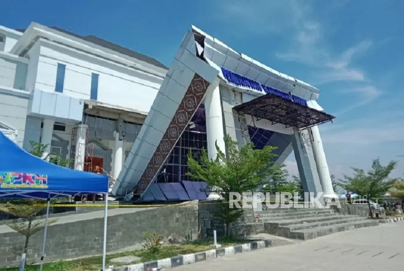 Kanopi lobi Kantor Pemerintahan Terpadu (KPT) Kabupaten Brebes, Jawa Tengah (Jateng), ambrol pada Ahad (21/9/2025) siang.