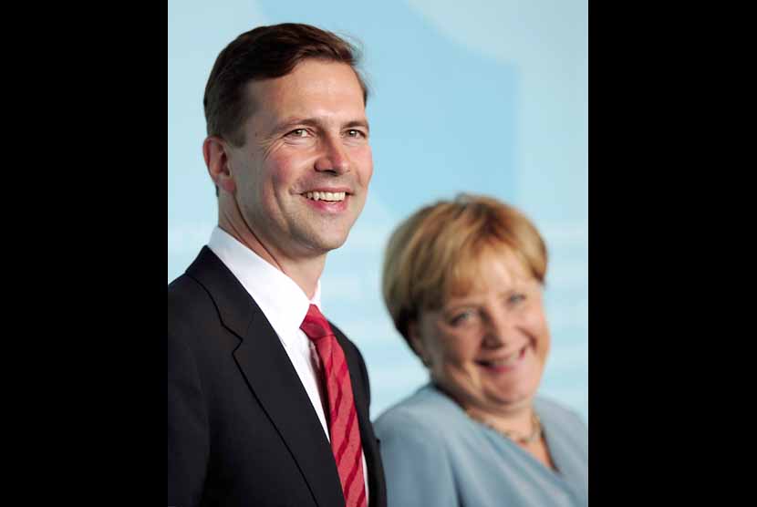 Kanselir Angela Merkel (kanan) dan jubir Steffen Seibert. 