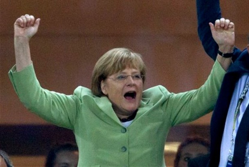 Kanselir Jerman, Angela Merkel, bersorak kegirangan saat menyaksikan langsung laga Jerman vs Yunani yang dimenangkan negaranya dengan skor 4-2.