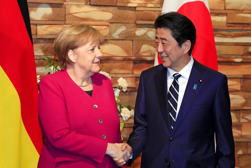 Kanselir Jerman Angela Merkel bertemu Perdana Menteri Jepang Shinzo Abe di Tokyo, Jepang, Senin (4/2) waktu setempat.