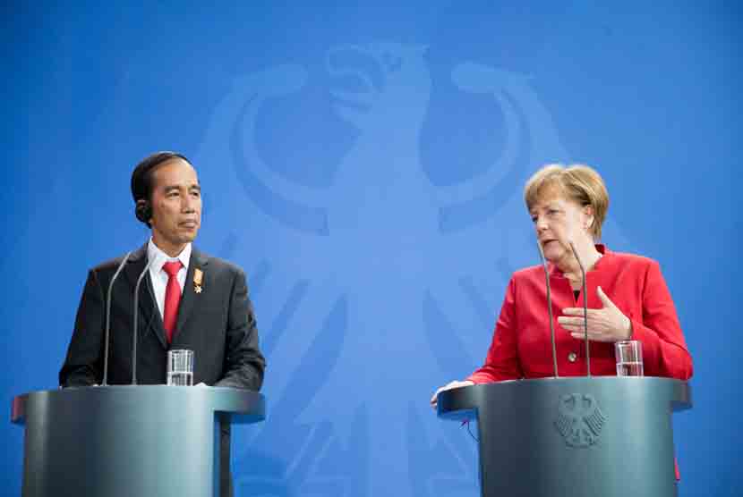 Kanselir Jerman Angela Merkel (CDU) berbicara dengan Presiden Indonesia Joko Widodo dalam sebuah kesempatan bersama beberapa waktu lalu.