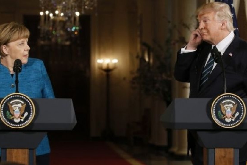Kanselir Jerman Angela Merkel dan Presiden Amerika Donald Trump saat menggelar konferensi pers usai melakukan pertemuan. Terlihat bahasa tubuh keduanya sedikit canggung dalam konferensi pers tersebut