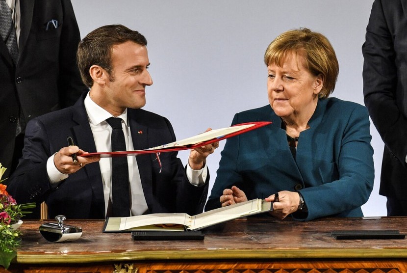 Kanselir Jerman Angela Merkel dan Presiden Prancis Emmanuel Macron menandatangani perjanjian persahabatan. Menurut Macron, Angela Merkel berhasil mempertahankan persatuan Eropa di masa krisis. Ilustrasi.