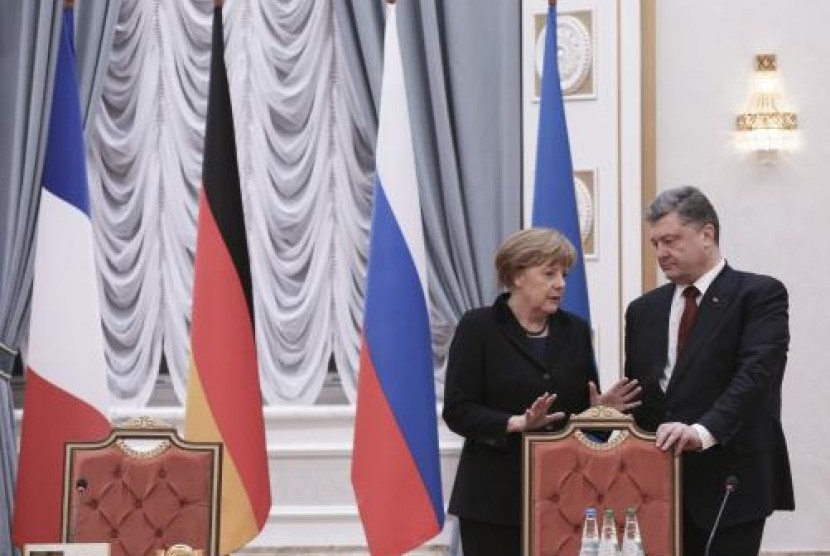 Kanselir Jerman Angela Merkel dan Presiden Ukraina Petro Poroshenko berbicara dalam pembicaraan damai di Minsk, Rabu (11/2)