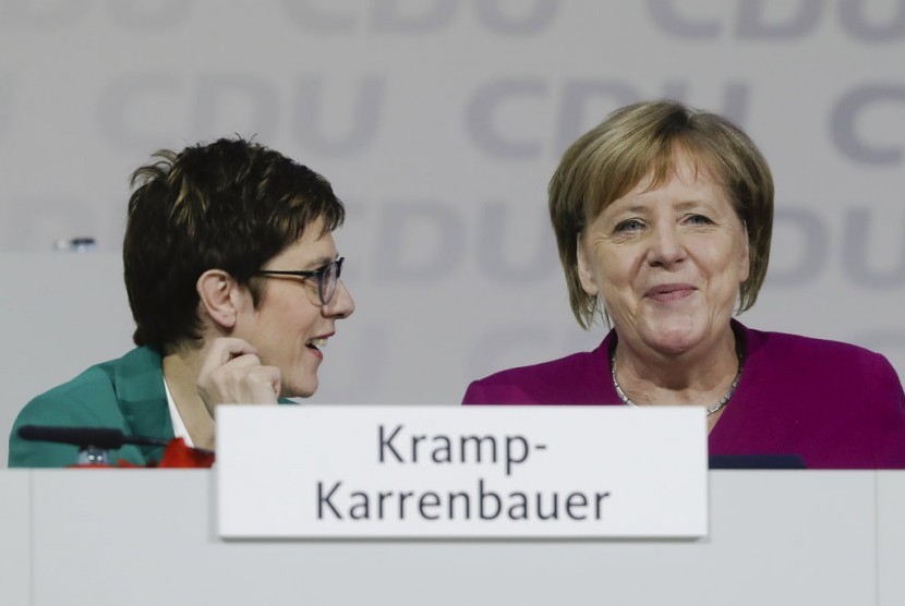 Kanselir Jerman Angela Merkel (kanan) berbicara dengan Ketua Partai CDU Annegret Kramp-Karrenbauer di Hamburg, Jerman, Sabtu (8/12). 