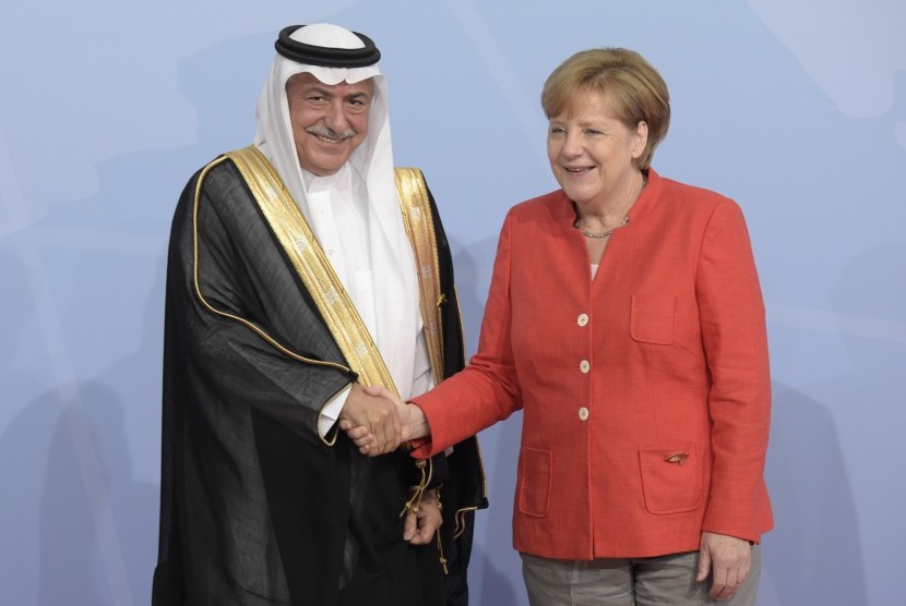 Kanselir Jerman Angela Merkel (kanan) dan Menteri Negara Arab Saudi Ibrahim al-Assaf pada KTT G20 di Hamburg, Jerman, Sabtu (8/7).