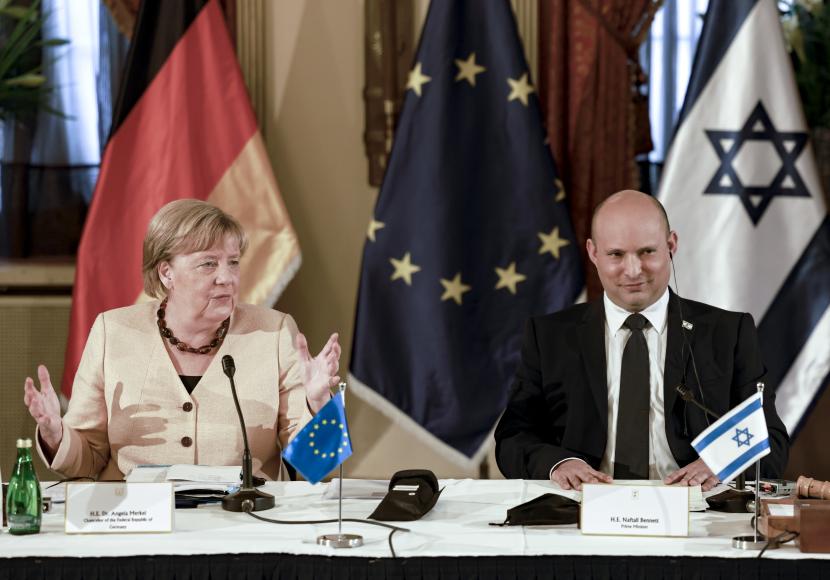 Kanselir Jerman Angela Merkel (kiri) menghadiri pertemuan kabinet dengan Perdana Menteri Israel Naftali Bennett (kanan) di Yerusalem, 10 Oktober 2021.