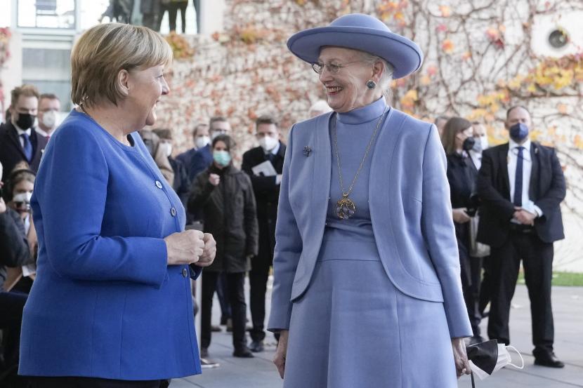 Kanselir Jerman Angela Merkel, kiri, menyambut Ratu Denmark Margrethe II, kanan, untuk pertemuan di kanselir di Berlin, Jerman, Rabu, 10 November 2021. Ratu Denmark Margrethe II positif terinfeksi Covid-19. 