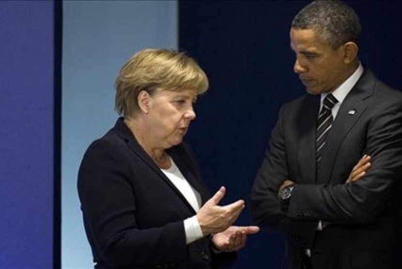 Kanselir Jerman Angela Merkel (kiri) tengah berbincang dengan Presiden AS, Barack Obama.