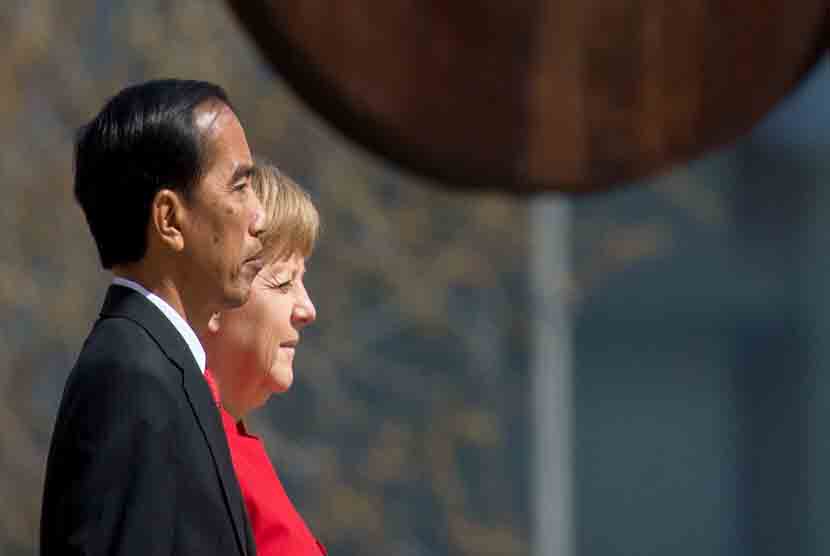   Kanselir Jerman Angela Merkel menyambut Presiden Indonesia Joko Widodo dengan kehormatan militer di luar Kanselir Jerman di Berlin, Jerman, (18/4).