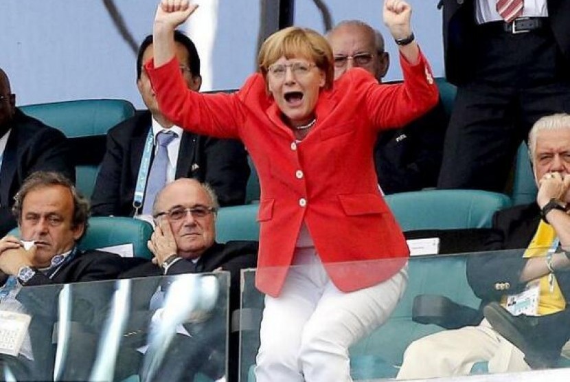 Kanselir Jerman Angela Merkel merayakan kemenangan der Panzer atas Portugal, 4-0.