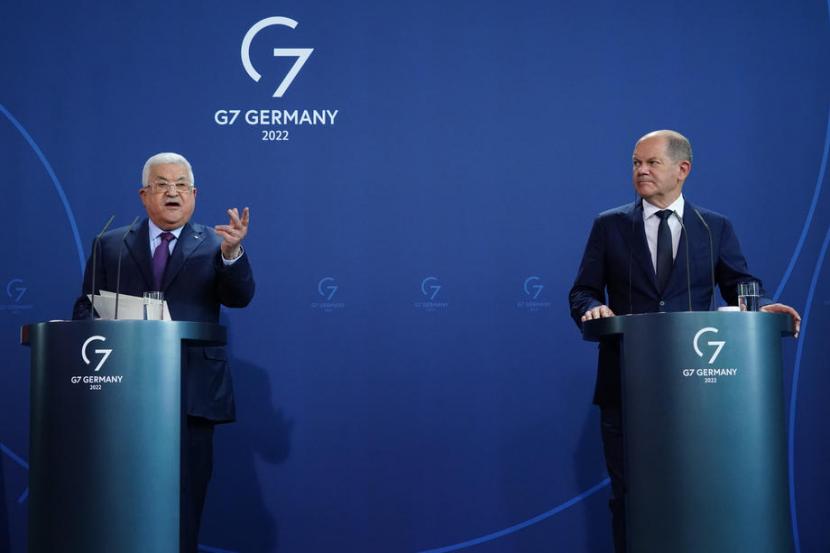  Kanselir Jerman Olaf Scholz (kanan) mengadakan konferensi pers bersama dengan Presiden Palestina Mahmoud Abbas (kiri) di Berlin, Jerman, 16 Agustus 2022.