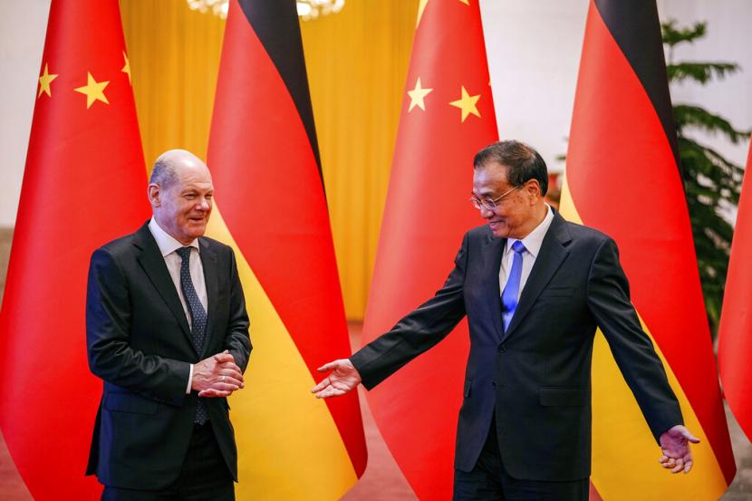 Kanselir Jerman Olaf Scholz, kiri, bertemu dengan Perdana Menteri China Li Keqiang di Aula Besar Rakyat di Beijing, China, Jumat, 4 November 2022.