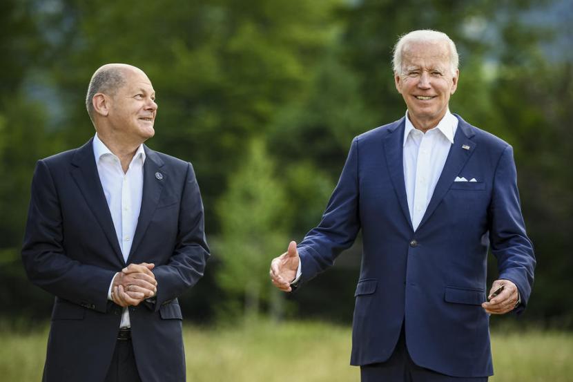 Kanselir Jerman Olaf Scholz (kiri) dan Presiden AS Joe Biden berpose saat pertemuan KTT G7 di Elmau Castle di Kruen, Jerman, 26 Juni 2022. Dalam kesempatan itu, Biden memuji kepemimpinan Scholz dalam merespons invasi Rusia ke Ukraina.