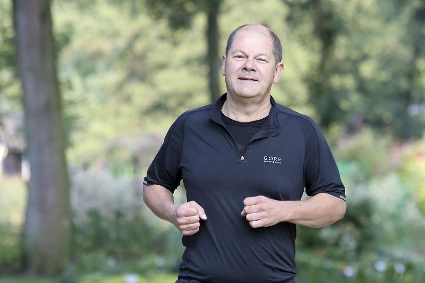 Kanselir Jerman Olaf Scholz terjatuh saat jogging dan mengalami memar di wajahnya.