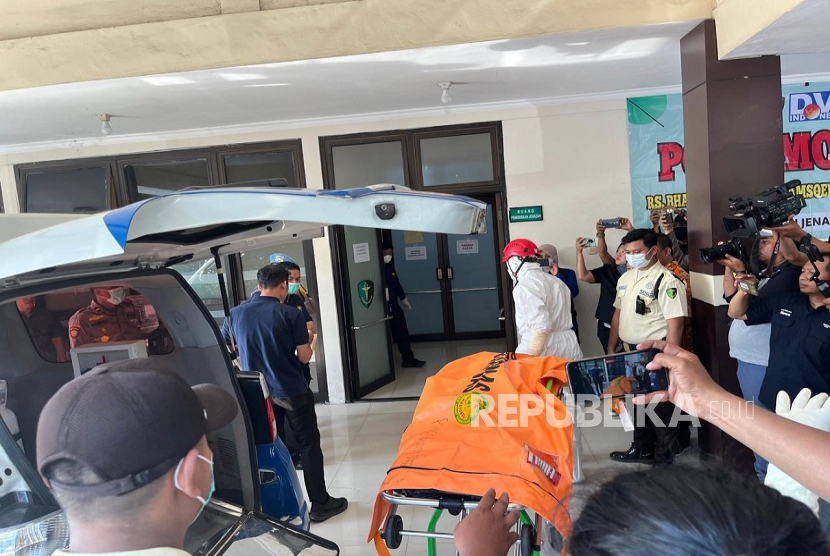 Kantong jenazah korban yang berhasil dievakuasi oleh para petugas dari reruntuhan Pondok Pesantren (Ponpes) Al Khoziny, Buduran, Sidoarjo dan dibawa ke RS Bhayangkara Polda Jatim.