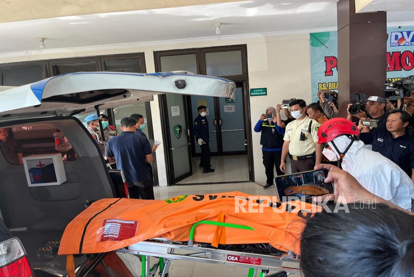 Kantong jenazah korban yang berhasil dievakuasi oleh para petugas dari reruntuhan Pondok Pesantren (Ponpes) Al Khoziny, Buduran, Sidoarjo dan dibawa ke RS Bhayangkara Polda Jatim.