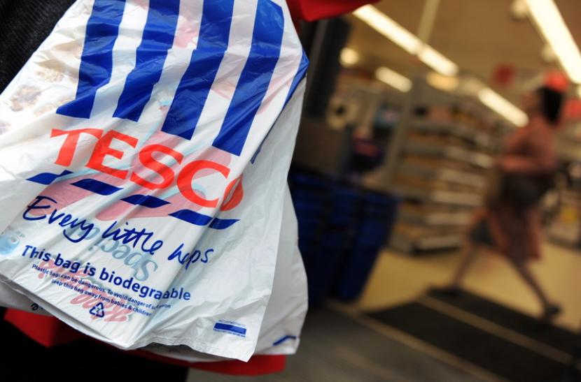 Kantong plastik ramah lingkungan supermarket Tesco. Rumah mode Balenciaga meluncurkan tas dengan desain mirip kantong belanja Tesco.