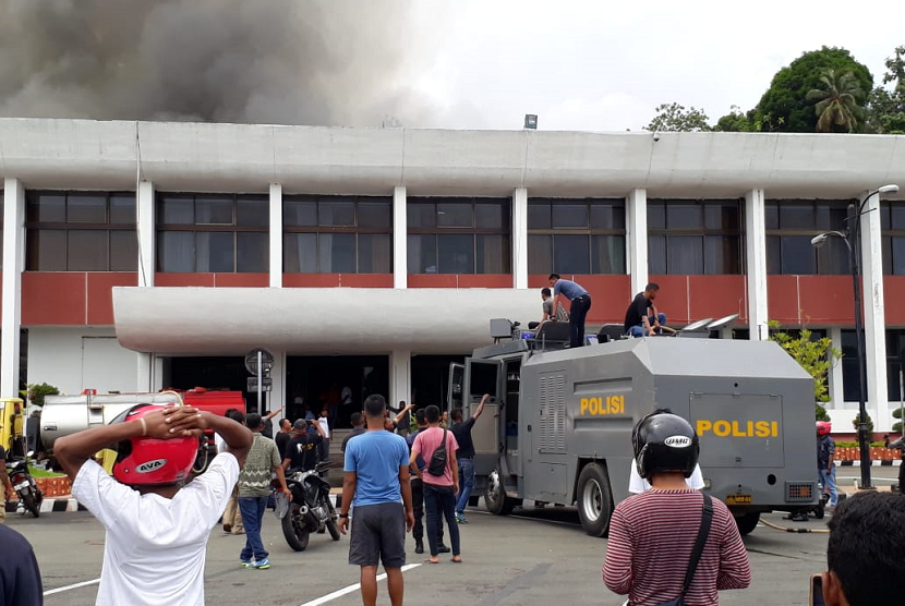 Kantor Aula Gubernur Papua Terbakar
