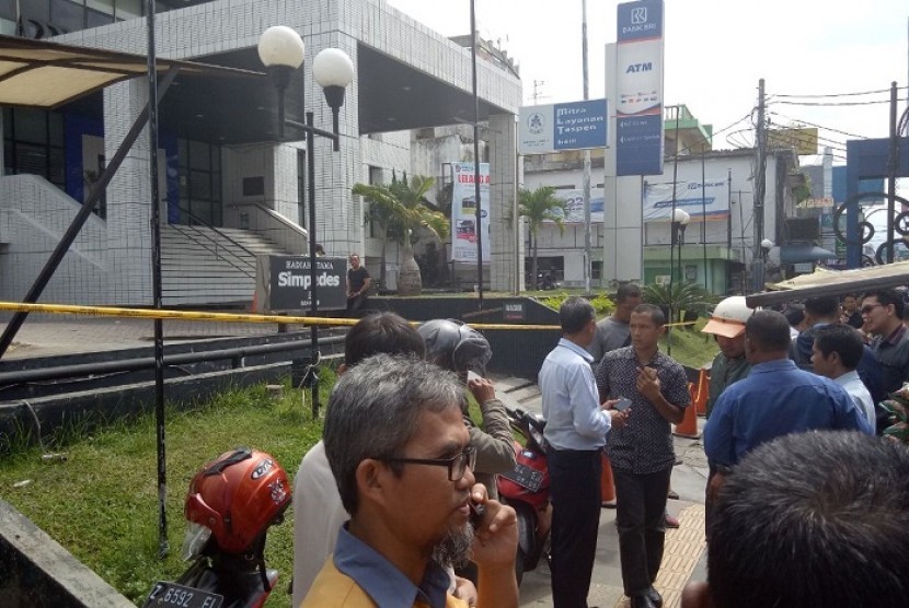 Kantor bank BRI cabang Garut di jalan Ahmad Yani mendapat ancaman bom, Rabu (14/2).