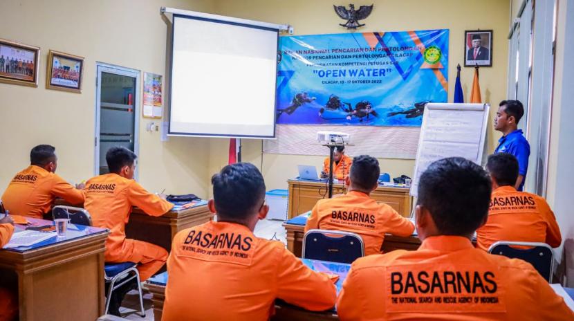 Kantor Basarnas Cilacap, mengadakan pelatihan peningkatan dan pengembangan keterampilan dalam bidang kedalaman air (open water) pada Kamis (13/10/2022).
