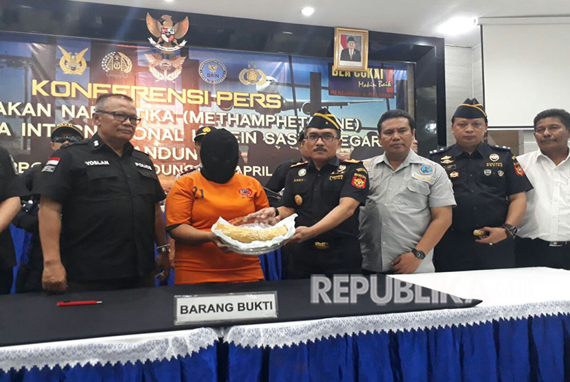 Kantor Bea Cukai Bandung menggagalkan penyelundupan narkotika jenis Sabu seberat 665 gram di Bandara Husein Sastranegara. 