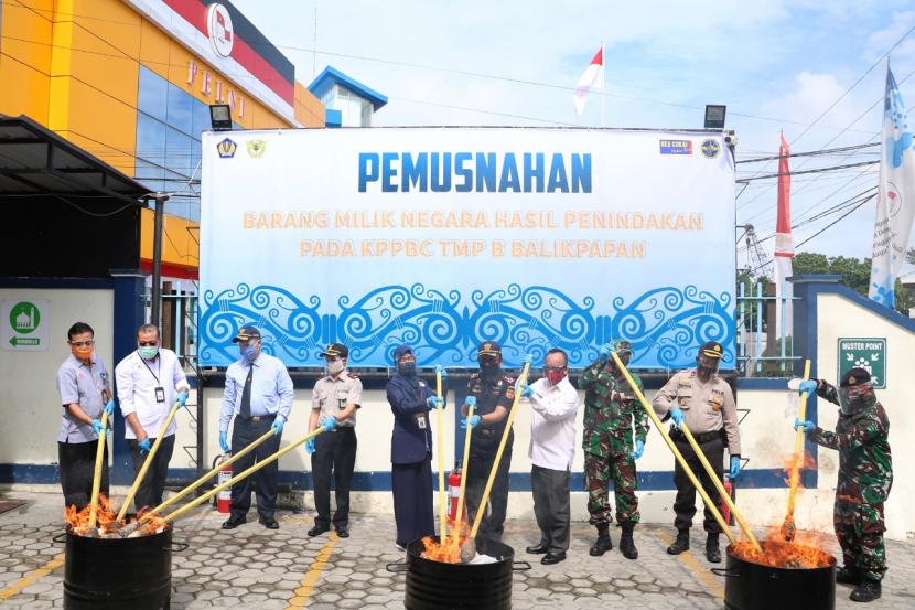 Kantor Bea Cukai Kalimantan Bagian Timur bersama Bea Cukai Balikpapan gelar pemusnahan berbagai jenis barang hasil sitaan periode tahun 2020 dengan total nilai barang mencapai Rp 2,6 miliar, Rabu (12/8).