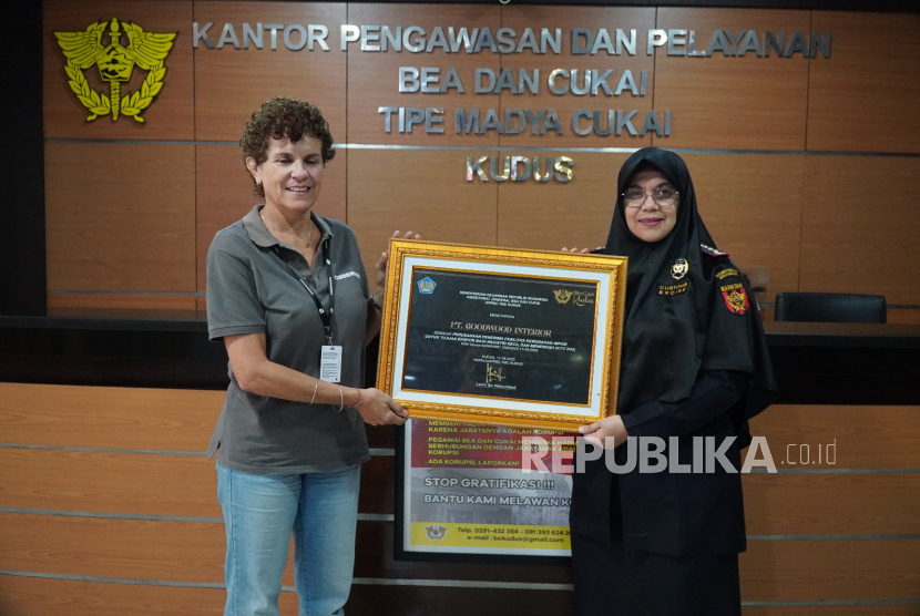 Kantor Bea Cukai Kudus memberikan fasilitas KITE IKM kepada PT Goodwood Interior untuk membantu mereka lebih efisien dalam produksi dan bisa menembus pasar global.