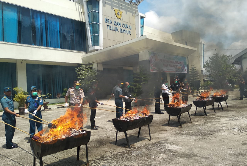 Kantor Bea Cukai Teluk Bayur, Kota Padang memusnahkan 6 juta batang rokok ilegal hasil penindakan, Kamis (1/11). 