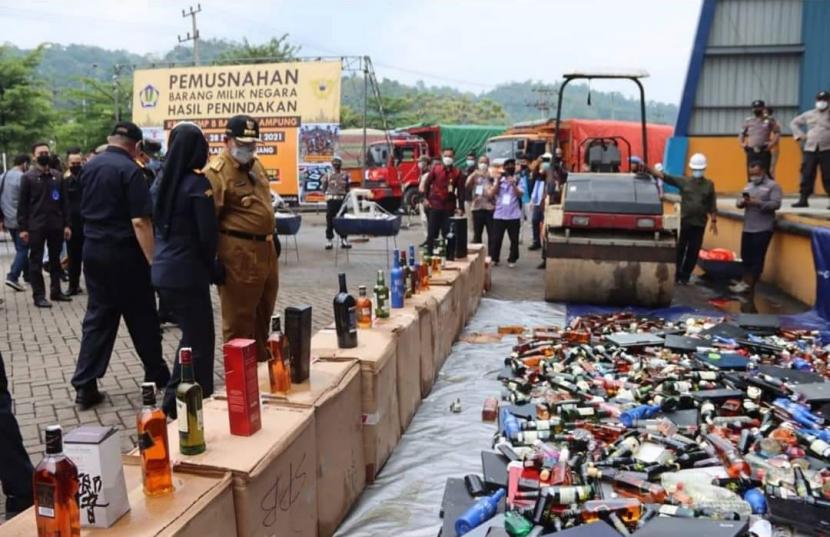 Kantor Bea dan Cukai Bandar Lampung memusnahkan jutaan rokok dan minuman alkohol ilegal di Bandar Lampung, Selasa (28/9).