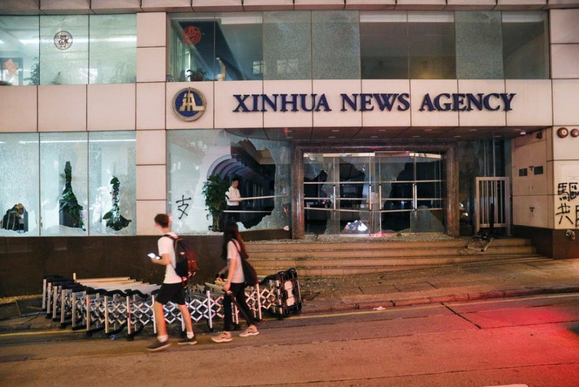 Kantor berita Cina, Xinhua di Hong Kong dirusak demonstran, Sabtu (2/11). Unjuk rasa di Hong Kong telah memasuki pekan ke-22.