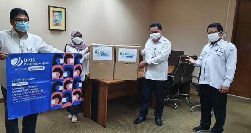 Kantor BPJamsostek Sudirman Jakarta memberikan bantuan seribu masker kepada tenaga kesehatan yang tergabung dalam pusat perencaanaan dan pendayagunaan SDM Kesehatan Kemenkes.