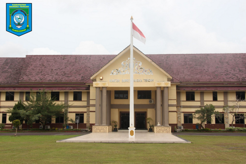 Kantor Bupati Bangka Tengah. Pemerintah Kabupaten Bangka Tengah, Provinsi Kepulauan Bangka Belitung, menjalinkan kerja sama dengan Bank Mandiri untuk menggeliatkan perekonomian masyarakat di era kenormalan baru.