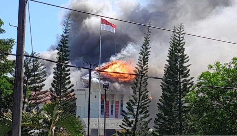 Kantor bupati dan DPRD Pohuwati dibakar massa.