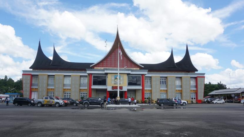 Kantor  Bupati Dharmasraya. Pemerintah Kabupaten Dharmasraya, Sumatra Barat (Sumbar) memberlakukan pembelajaran tatap muka untuk jenjang pendidikan Sekolah Dasar (SD) hingga Sekolah Menengah Pertama (SMP) mulai 1 September 2020.