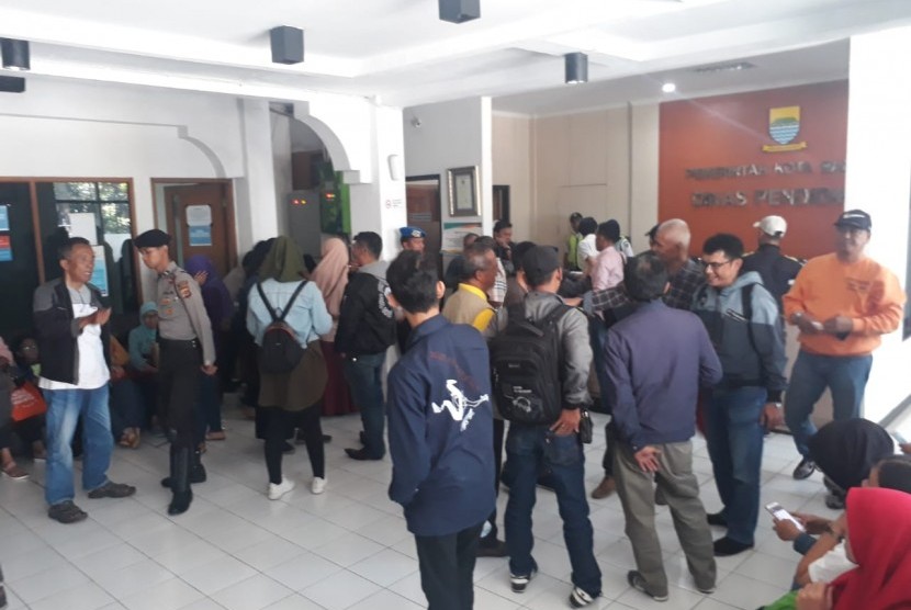 Kantor Dinas Pendidikan Kota Bandung didatangi orangtua murid dan pengunjuk rasa yang mengeluhkan aturan zonasi dalam PPDB, Kamis (12/7). 