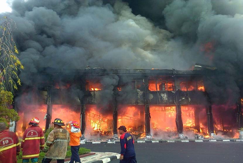Kantor Gubernur Kalimantan Tengah mengalami kebakaran pada Ahad (1/11) siang. 