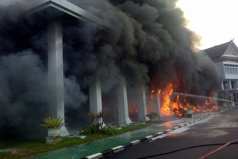 Kantor Gubernur Kalimantan Tengah mengalami kebakaran pada Ahad (1/11) siang. 