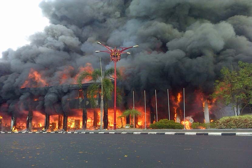 Kantor Gubernur Kalimantan Tengah mengalami kebakaran pada Ahad (11/1). 