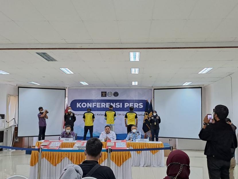 Kantor Imigrasi Kelas 1 TPI Soekarno-Hatta merilis kasus visa palsu tiga warga negara Pakistan di Kantor Imigrasi Soekarno-Hatta, Tangerang, Kamis (18/8/2022). 