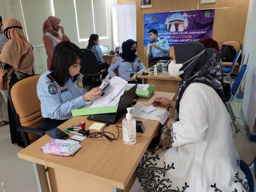 Kantor Imigrasi Kelas I Khusus Non TPI Jakarta Barat telah selesai melayani pembuatan paspor calon jamaah haji sejak awal tahun 2022. Pelayanan ini bekerjasama dengan Kantor Kementerian Agama (Kemenag) Jakarta Barat. 