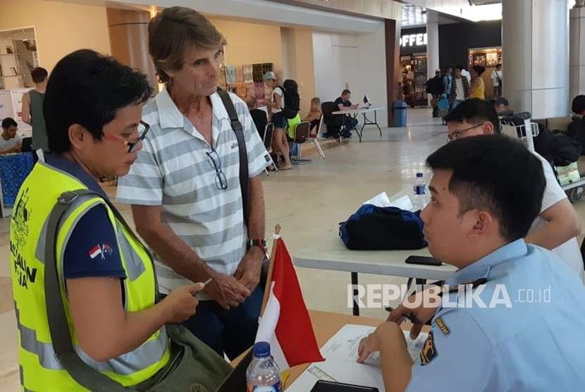 Kantor Imigrasi Kelas I Mataram memberikan pelayanan keimigrasian bagi warga negara asing (WNA) yang terdampak gempa Lombok di Bandara Internasional Lombok pada Rabu (8/8).