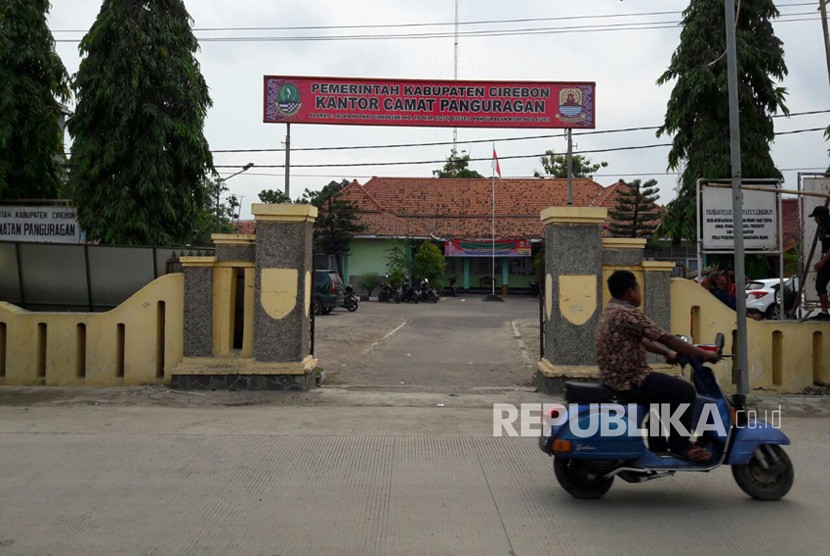 Kantor Kecamatan Panguragan, Kabupaten Cirebon, Jumat  (8/12). Banyaknya warga yang menjalankan usaha rongsokan membuat daerah tersebut dikenal sebagai kampung rongsokan. 