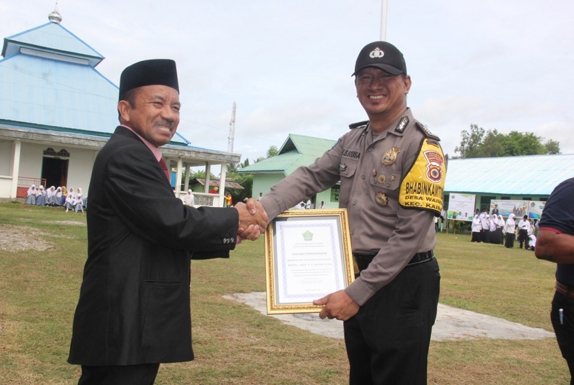 Kantor Kemenag Kabupaten Seram Bagian Barat memberi penghargaan kepada Bhabinkamtibmas Desa Waimital Waipirit dan Hatusua Bripka Asep HS Souisa