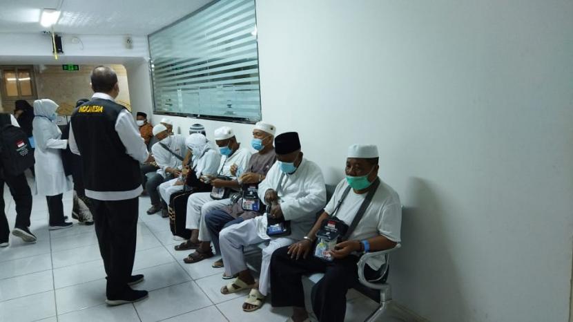 Kantor Kesehatan Haji Indonesia (KKHI) Madinah menggelar Medical Check Up (MCU) kepada jamaah haji gelombang dua di lima kelompok terbang (kloter), Sabtu (23/7/2022). Jaga Kondisi, Jamaah Perlu Atur Ritme Ibadah Sebelum Puncak Haji