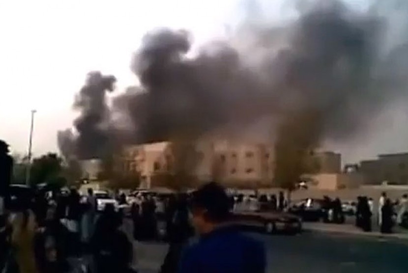  Kantor KJRI yang dibakar oleh sekelompok orang di Jeddah, Arab Saudi, Ahad (9/6). 